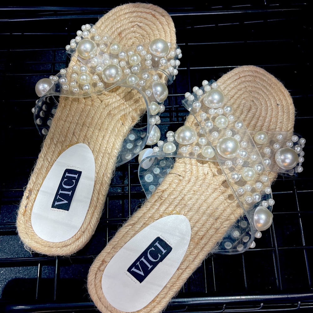 Vici Pearl sandals! Size 10